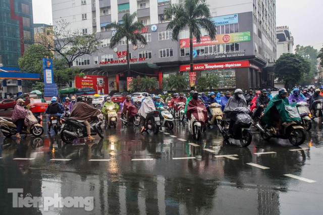 Mưa triền miên, phố phường Hà Nội tắc tứ bề ngày đầu tuần - Ảnh 18.