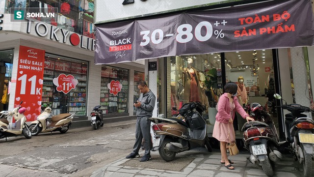  Phố thời trang hot nhất Hà Nội rợp biển giảm giá 80% trước ngày mua sắm khủng nhất năm - Ảnh 5.