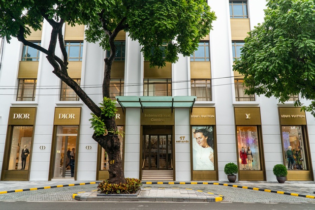 HOT: Louis Vuitton và Christian Dior mở cửa hàng flagship tại Hà Nội - Ảnh 2.