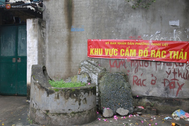 Cận cảnh nghĩa địa trong phố Hà Nội: Nơi người dân vẫn vô tư ăn uống, vui chơi bên cạnh mộ người chết - Ảnh 4.