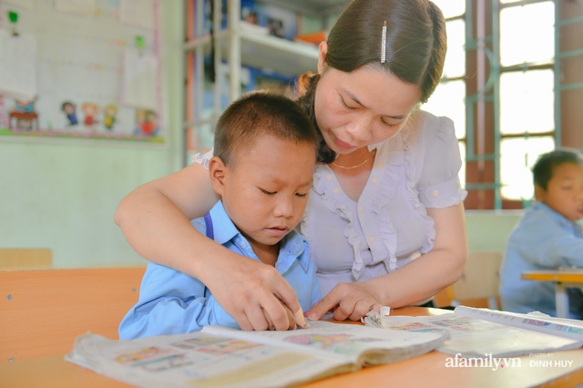 Chuyện của những lớp học trên mây ở Thu Lũm: Cô giáo băng rừng, vượt suốt bắt trẻ đi học, cô hổn hển trò tèm lem nước mắt theo cái chữ, con tương lai - Ảnh 18.