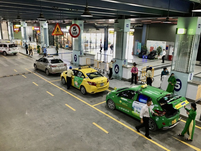  Yêu cầu xử lý nghiêm tài xế taxi “chê khách gần”, “làm giá” ở sân bay Tân Sơn Nhất  - Ảnh 1.