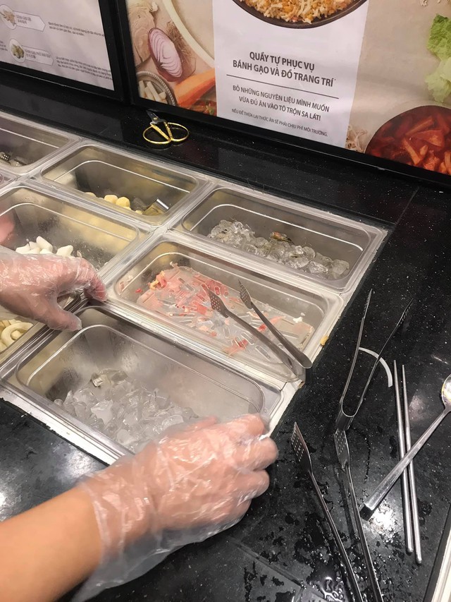Chuỗi nhà hàng buffet lẩu Tokpokki nổi tiếng ở Hà Nội liên tiếp bị tố vì thái độ đuổi khách của nhân viên, “lên đồ ki bẩn”, đồ ăn lèo tèo, trong nhà hàng còn có... gián - Ảnh 4.