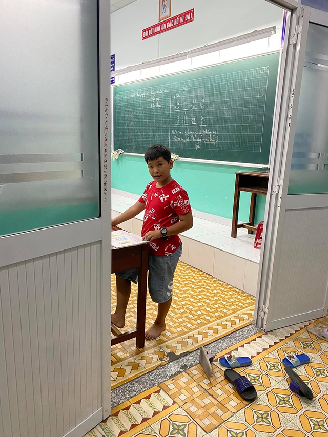Cậu bé mặc áo đồng phục bán bắp luộc trên đường phố Sài Gòn đã được đi học 1 tuần - Ảnh 3.