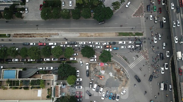 Rào chắn thi công hầm chui Lê Văn Lương tại nút giao 10 làn xe - Ảnh 3.