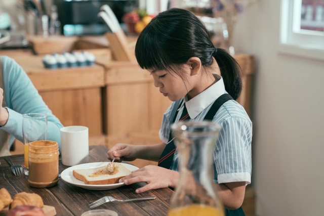 Từ phong cách giáo dục trên bàn ăn của cha mẹ Hàn Quốc và Mỹ, làm sao để nuôi dạy những đứa trẻ không-vô-ơn? - Ảnh 1.