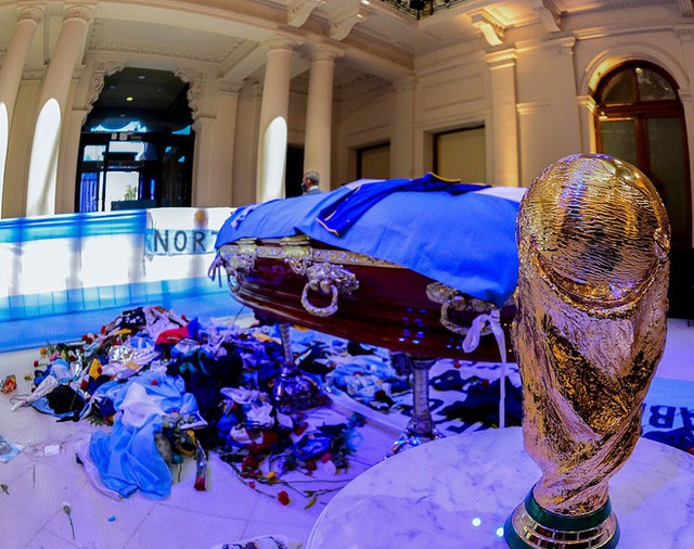  Argentina tổ chức quốc tang Maradona: Dòng người đến viếng kéo dài bất tận, bạo động đã xảy ra - Ảnh 1.