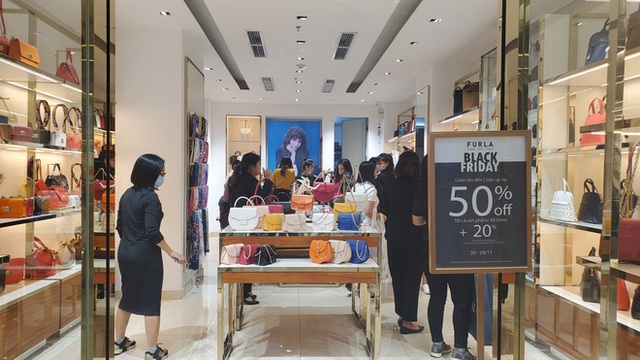  Cảnh trái ngược Black Friday: Hàng hiệu đếm tiền mỏi tay, hàng rẻ tiền ế sưng - Ảnh 1.