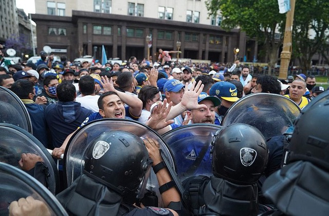  Argentina tổ chức quốc tang Maradona: Dòng người đến viếng kéo dài bất tận, bạo động đã xảy ra - Ảnh 11.