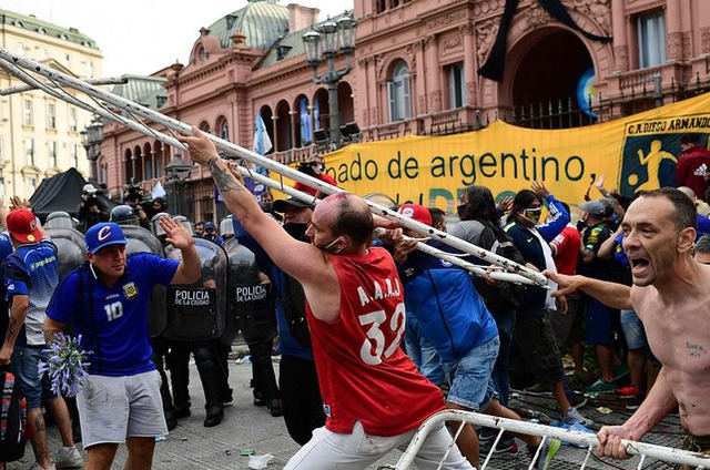  Argentina tổ chức quốc tang Maradona: Dòng người đến viếng kéo dài bất tận, bạo động đã xảy ra - Ảnh 12.