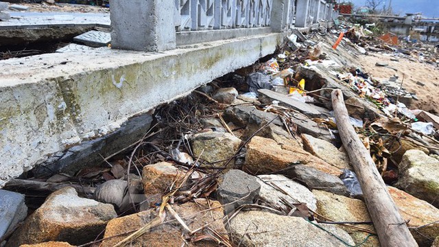 Đường đi bộ hơn 170 tỷ ven đầm ở Lăng Cô tan nát như gặp động đất - Ảnh 12.