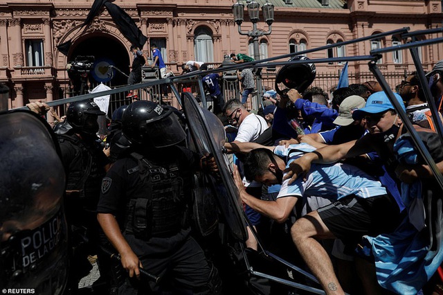  Argentina tổ chức quốc tang Maradona: Dòng người đến viếng kéo dài bất tận, bạo động đã xảy ra - Ảnh 15.