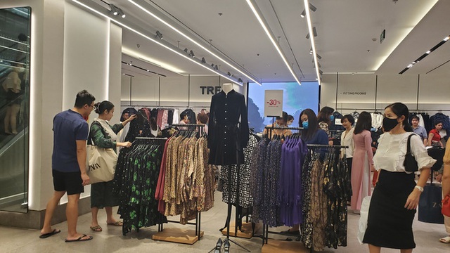  Cảnh trái ngược Black Friday: Hàng hiệu đếm tiền mỏi tay, hàng rẻ tiền ế sưng - Ảnh 4.