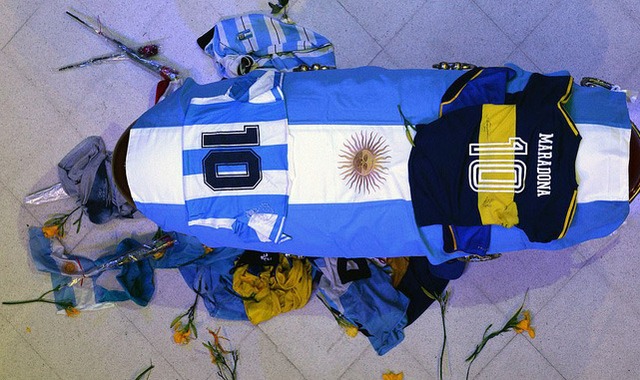  Argentina tổ chức quốc tang Maradona: Dòng người đến viếng kéo dài bất tận, bạo động đã xảy ra - Ảnh 10.