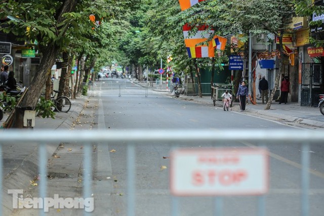 Rào chắn tứ phía cả khu phố Hà Nội vì phát hiện bom chưa nổ - Ảnh 3.