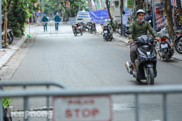 Rào chắn tứ phía cả khu phố Hà Nội vì phát hiện bom chưa nổ - Ảnh 7.