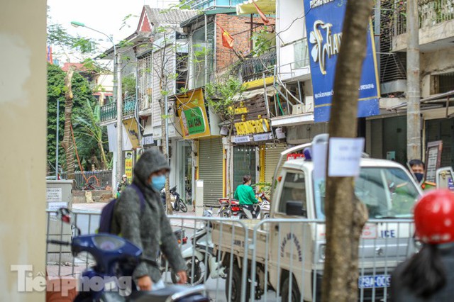 Rào chắn tứ phía cả khu phố Hà Nội vì phát hiện bom chưa nổ - Ảnh 9.