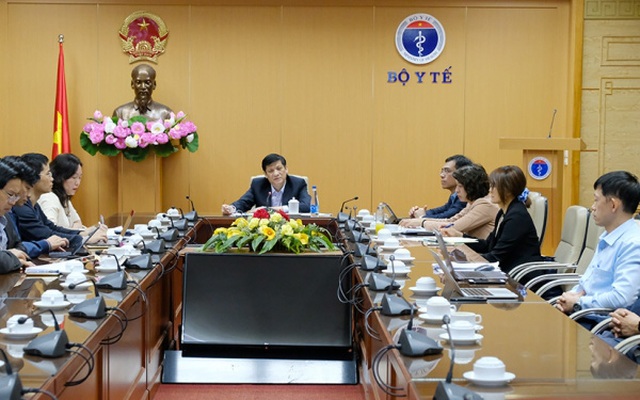 GS.TS Nguyễn Thanh Long- Bộ trưởng Bộ Y tế chủ trì cuộc họp khẩn chiều ngày 30/11 tại điểm cầu Bộ Y tế Ảnh: Trần Minh