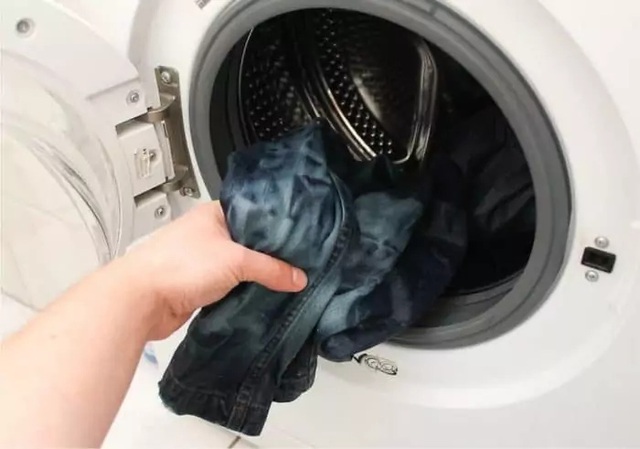 Những sai lầm thường thấy khi giặt quần jean bằng máy giặt mà đến 80% người dùng sẽ mắc phải - Ảnh 2.