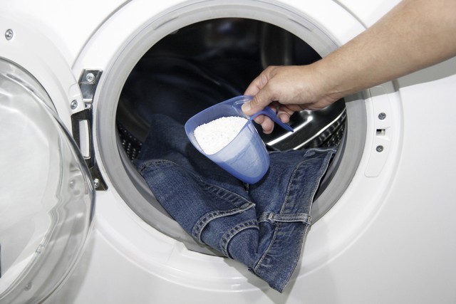 Những sai lầm thường thấy khi giặt quần jean bằng máy giặt mà đến 80% người dùng sẽ mắc phải - Ảnh 3.