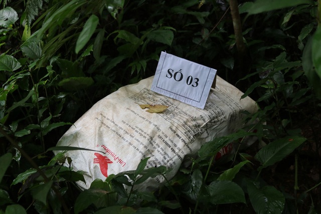  Phát hiện trinh sát chặn đường, nhóm buôn hàng vứt 4 tải chứa 100kg ma túy đá - Ảnh 2.