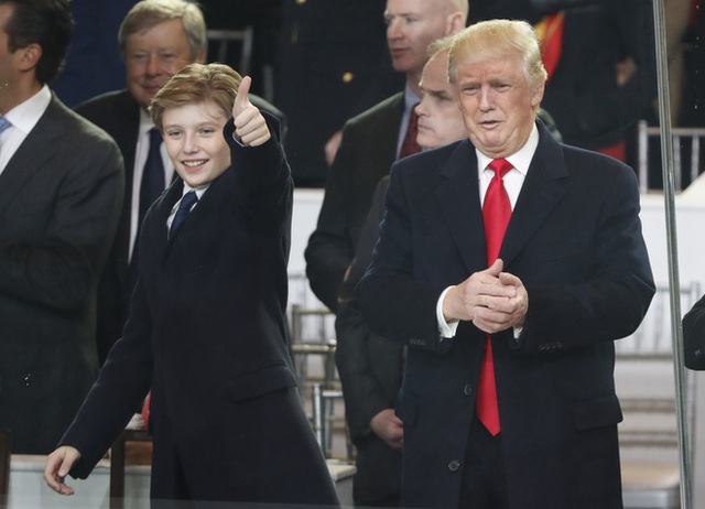 Từ cậu bé đầu tiên chuyển đến sống ở Nhà Trắng, trong 4 năm nhiệm kỳ của bố, Barron Trump đã thu hút sự chú ý của thế giới như thế nào? - Ảnh 12.