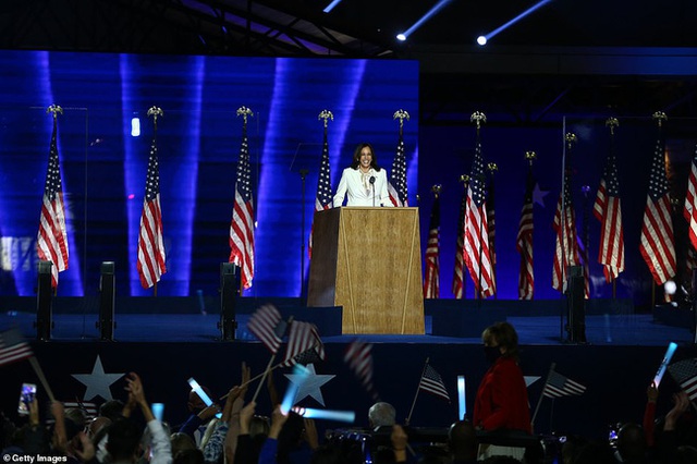 Vừa nhận tin chiến thắng, nữ Phó Tổng thống Mỹ đắc cử đã gửi thông điệp gây xúc động nghẹn ngào và loạt ảnh hiếm thấy của bà khi còn nhỏ - Ảnh 1.