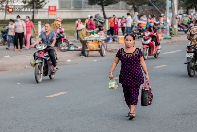 Công nhân nghèo oằn mình sau dịch Covid-19: Người mất việc, người thấp thỏm điện thoại báo đi làm như chờ xổ số - Ảnh 18.