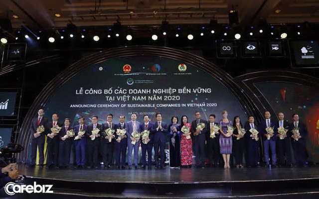 Phó Chủ tịch nước Đặng Thị Ngọc Thịnh trao hoa chúc mừng Top 10 doanh nghiệp lĩnh vực Sản xuất và Thương mại Dịch vụ.
