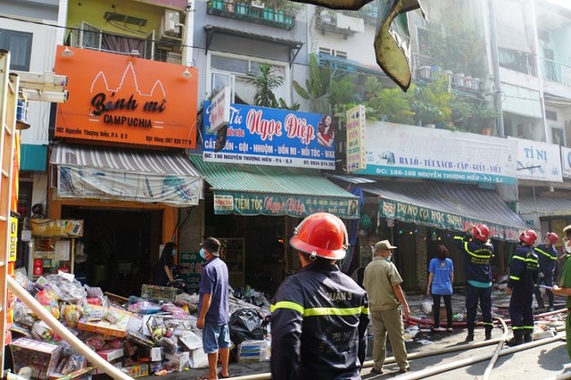 Cháy nhà sát chợ ở trung tâm TPHCM, cả khu phố náo loạn - Ảnh 2.