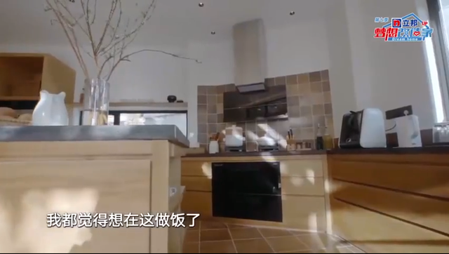 Kinh tế tự chủ, vô cùng hợp gu ăn mặc, 5 cô bạn thân rủ nhau xây biệt thự nghỉ hưu cùng nhau - Ảnh 8. Kinh tế tự chủ, vô cùng hợp gu ăn mặc, 5 cô bạn thân rủ nhau xây biệt thự nghỉ hưu cùng nhau - Ảnh 8.