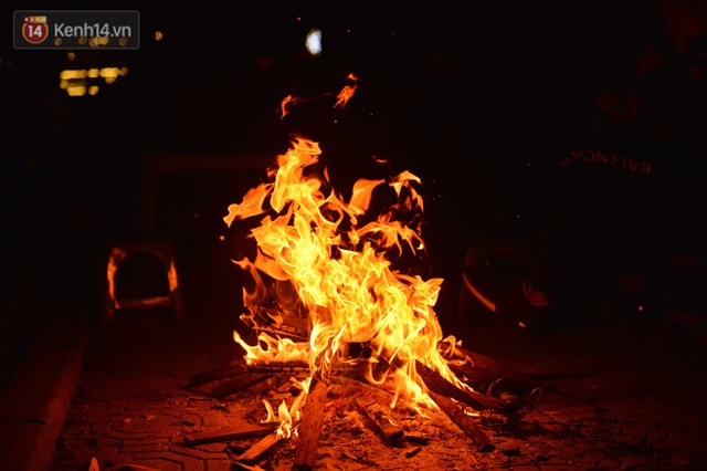 Chùm ảnh: Người Hà Nội đốt lửa trong đêm rét nhất từ đầu mùa, nhiệt độ dưới 12 độ C - Ảnh 12.