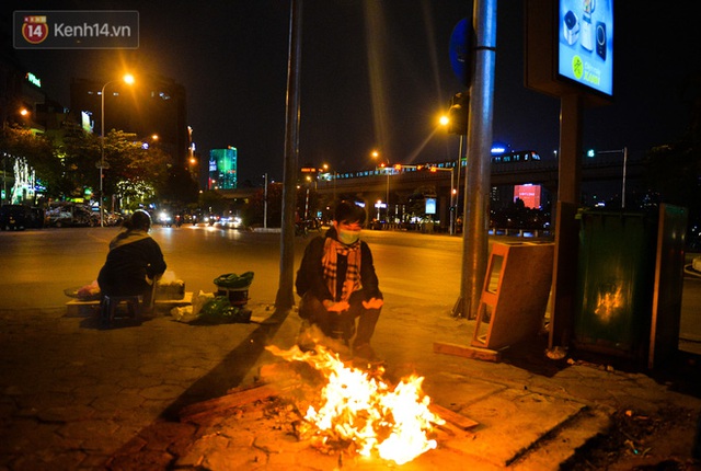 Chùm ảnh: Người Hà Nội đốt lửa trong đêm rét nhất từ đầu mùa, nhiệt độ dưới 12 độ C - Ảnh 18.