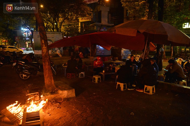 Chùm ảnh: Người Hà Nội đốt lửa trong đêm rét nhất từ đầu mùa, nhiệt độ dưới 12 độ C - Ảnh 20.