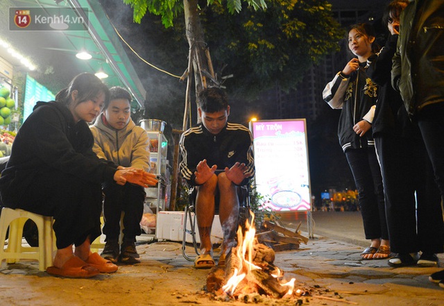 Chùm ảnh: Người Hà Nội đốt lửa trong đêm rét nhất từ đầu mùa, nhiệt độ dưới 12 độ C - Ảnh 4.