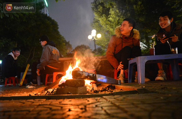 Chùm ảnh: Người Hà Nội đốt lửa trong đêm rét nhất từ đầu mùa, nhiệt độ dưới 12 độ C - Ảnh 10.