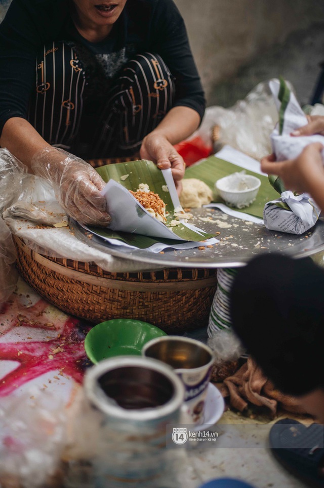 Truy lùng hàng xôi xéo hot nhất nhì Hà Nội, lên cả truyền hình Hàn Quốc vì cách gói xôi gây hoa mắt - Ảnh 2.