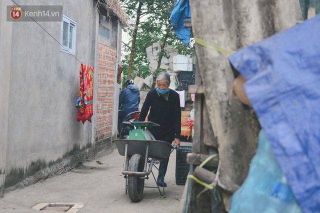 Khu ổ chuột giữa lòng Hà Nội những ngày lạnh nhất từ đầu mùa: Hàng ế nhờ cả xóm ăn hộ, đêm về bà cháu chỉ biết ôm nhau ngủ chống rét - Ảnh 7.