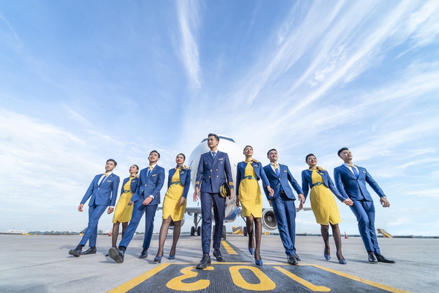 Vietravel Airlines ra mắt nhận diện trang phục và ký hiệu hãng bay: Dùng tông màu chủ đạo vàng – xanh dương giống Vietnam Airines - Ảnh 1.