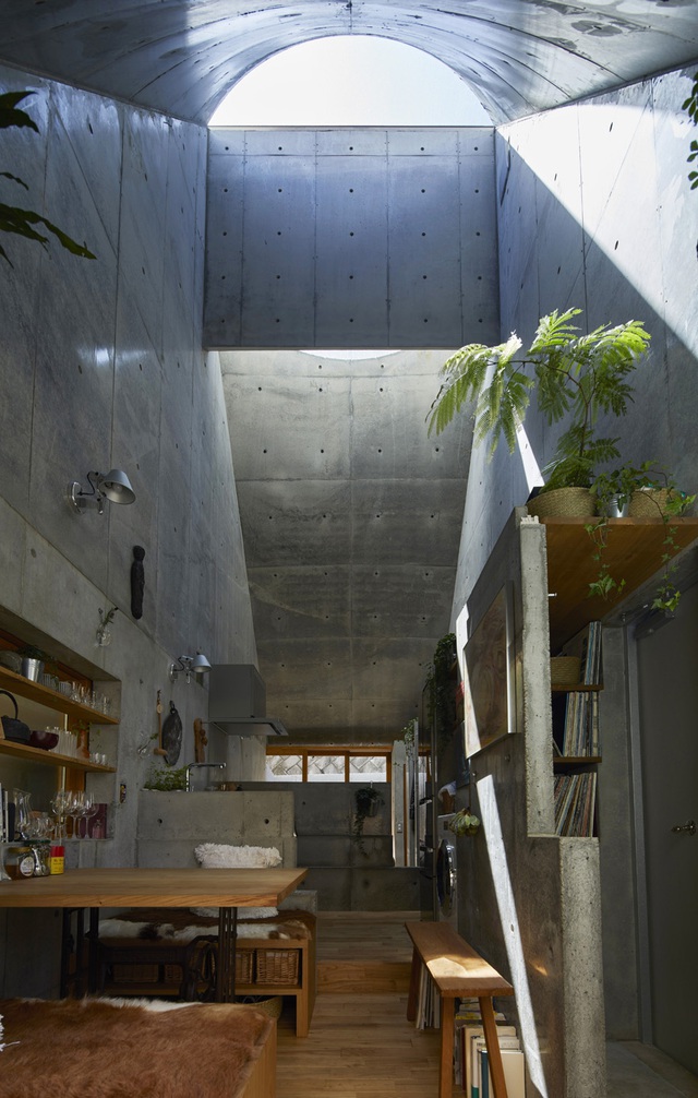 Mê đắm căn nhà siêu nhỏ giữa lòng thủ đô Tokyo: Vỏn vẹn 18m2 nhưng chứa được tủ lạnh 2 cánh, 300 cuốn sách, 300 đĩa nhạc, có cả bồn tắm lộ thiên - Ảnh 3.