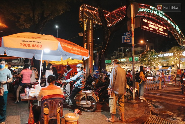 Cận cảnh phố đi bộ đêm thứ 3 vừa hoạt động thử nghiệm ở Sài Gòn - Ảnh 4.
