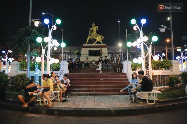 Cận cảnh phố đi bộ đêm thứ 3 vừa hoạt động thử nghiệm ở Sài Gòn - Ảnh 9.