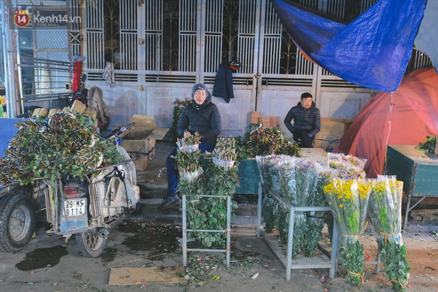 Người lao động chật vật mưu sinh trong đêm Hà Nội rét đỉnh điểm: Lao công đốt lửa dọn rác, người bán hoa nửa đêm chưa có ai mở hàng - Ảnh 11.