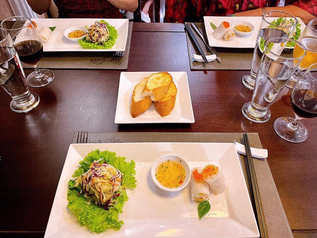 Thực đơn trên du thuyền Hạ Long đẳng cấp 5 sao có gì? - Ảnh 2.