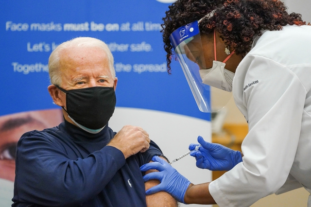  Ông Joe Biden tiêm vaccine ngừa Covid-19 nhằm khuyến khích dân Mỹ tin dùng  - Ảnh 1.