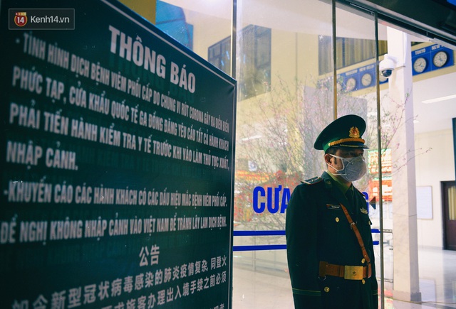 Ảnh: Loạt khoảnh khắc xúc động về những người lính trong suốt 1 năm vất vả, gian nan chống giặc Covid-19, giúp dân vượt bão lũ - Ảnh 1. Ảnh: Loạt khoảnh khắc xúc động về những người lính trong suốt 1 năm vất vả, gian nan chống giặc Covid-19, giúp dân vượt bão lũ - Ảnh 1.