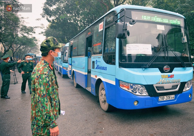 Ảnh: Loạt khoảnh khắc xúc động về những người lính trong suốt 1 năm vất vả, gian nan chống giặc Covid-19, giúp dân vượt bão lũ - Ảnh 24.