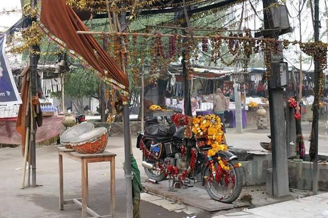 Chiếc xe máy cũ được tôn thờ như một vị thần ở Ấn Độ - Ảnh 2.