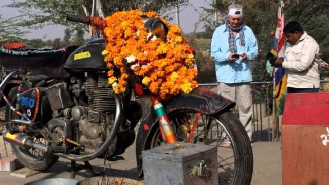 Chiếc xe máy cũ được tôn thờ như một vị thần ở Ấn Độ - Ảnh 3.