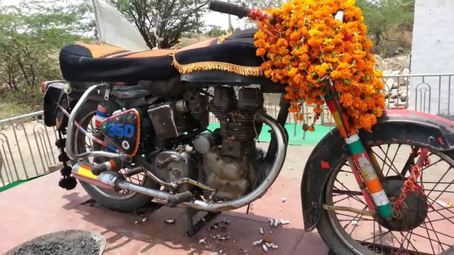 Chiếc xe máy cũ được tôn thờ như một vị thần ở Ấn Độ - Ảnh 1.